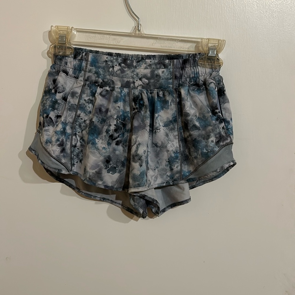 Women’s lululemon hotty hot low rise lined shorts 4”